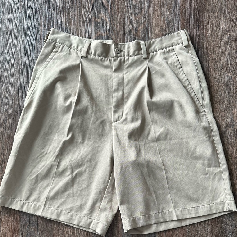 Nike Mens 33 pleated khaki golf shorts